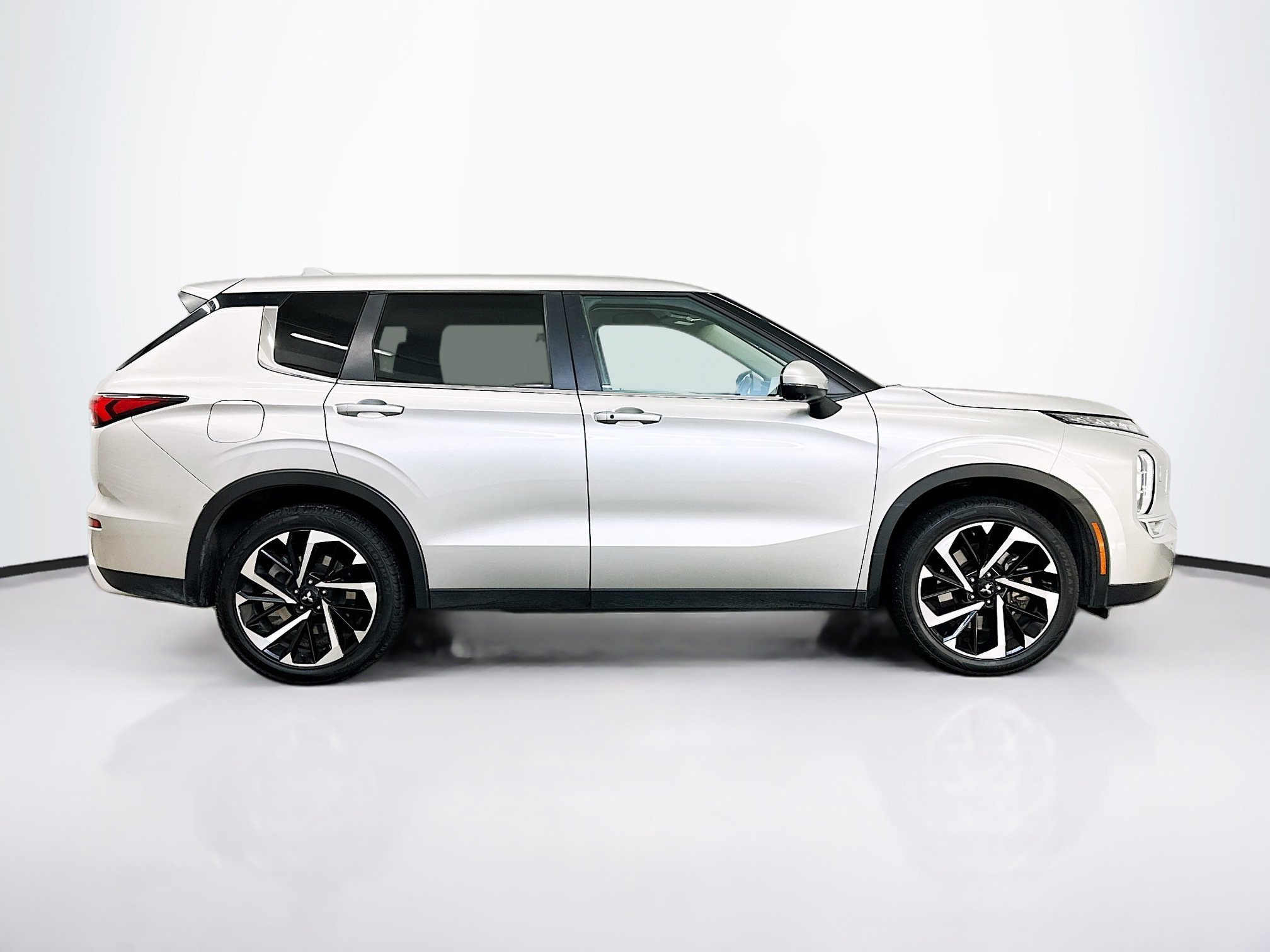 Used 2024 Mitsubishi Outlander SE image 10