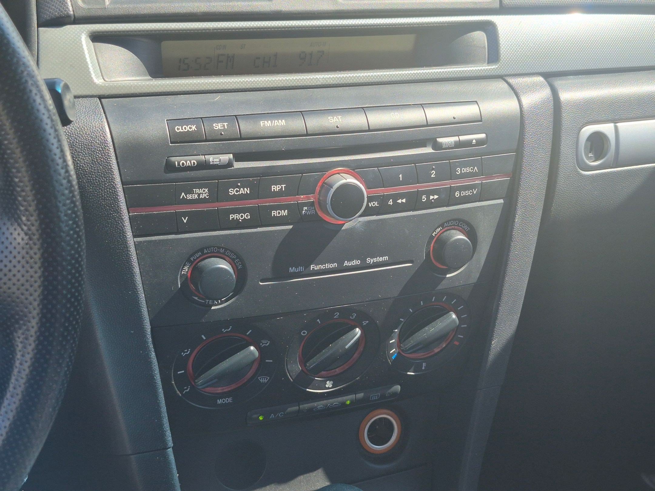Used 2005 MAZDA MAZDA3 s w/ Moonroof & 6-CD Pkg FWD image 24
