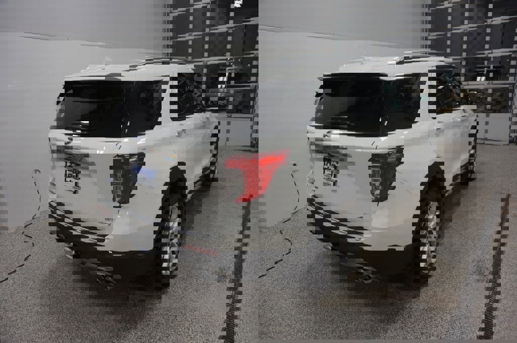 Used 2023 Ford Explorer Platinum w/ Technology Package image 6