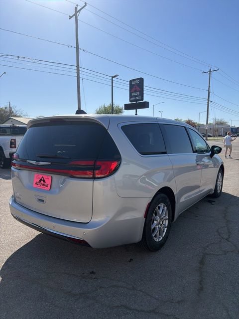 Used 2024 Chrysler Pacifica Touring-L FWD image 5