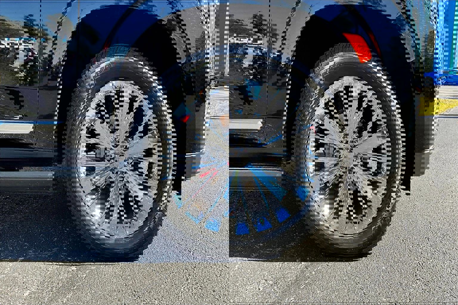 Used 2021 GMC Yukon Denali w/ Denali Premium Package image 7