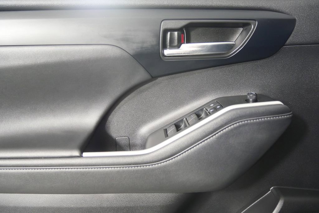 Used 2022 Toyota Highlander XLE image 9