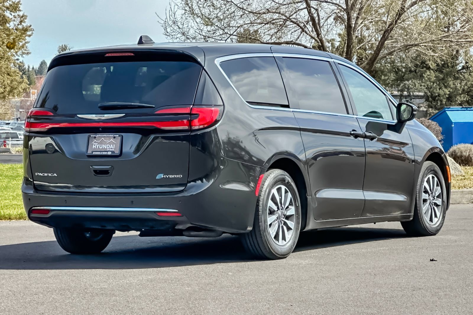Used 2023 Chrysler Pacifica Touring-L image 4