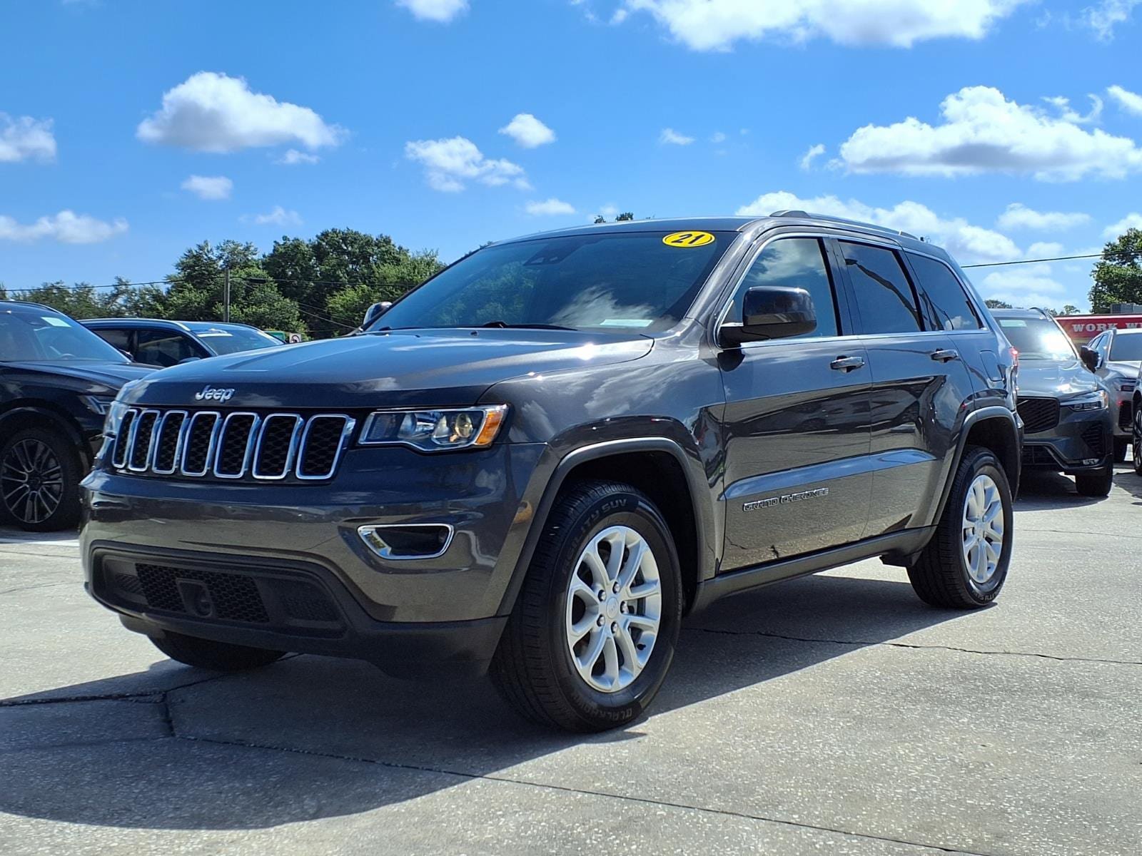 Used 2021 Jeep Grand Cherokee Laredo AWD/4WD image 3