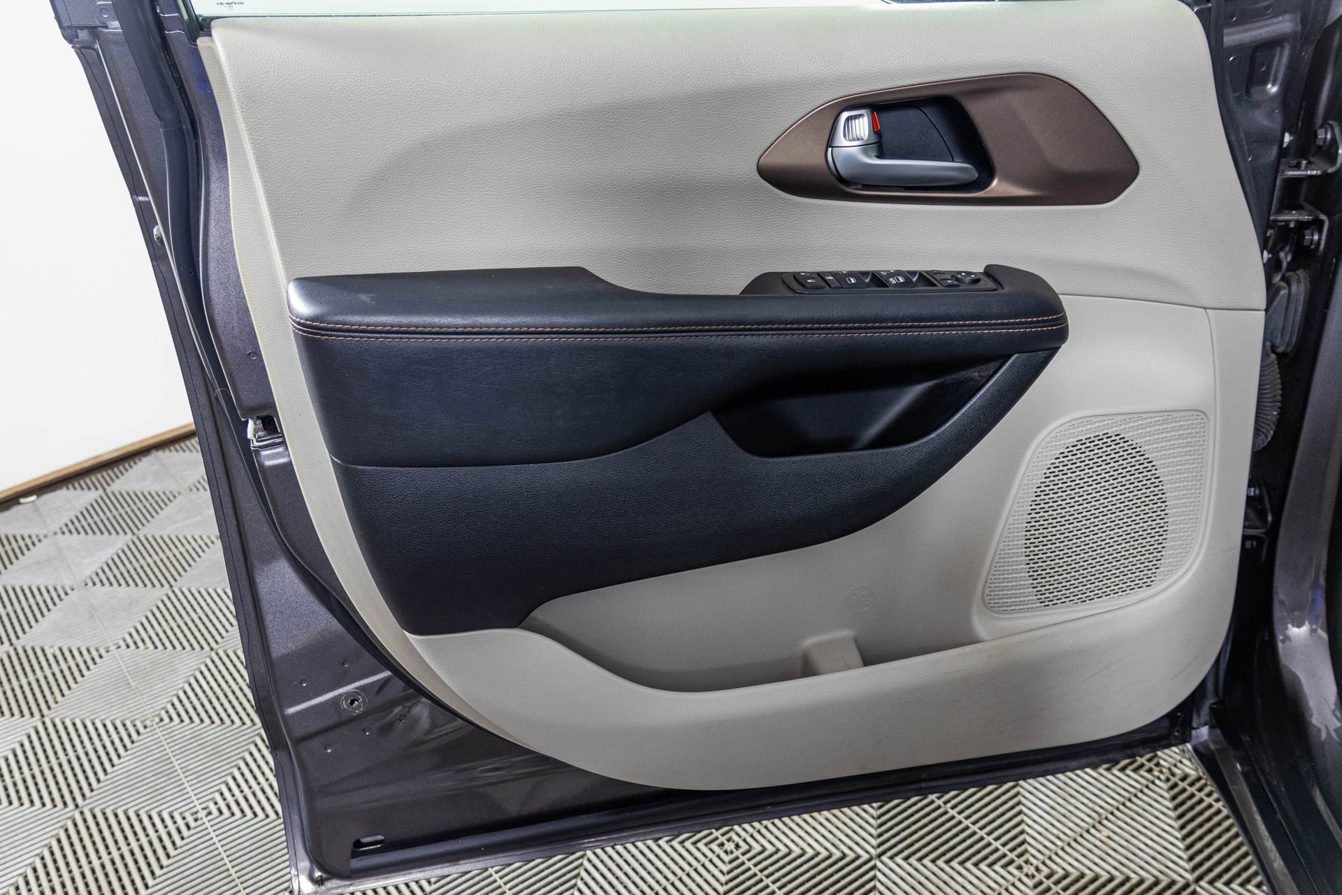 Used 2018 Chrysler Pacifica Touring-L image 36