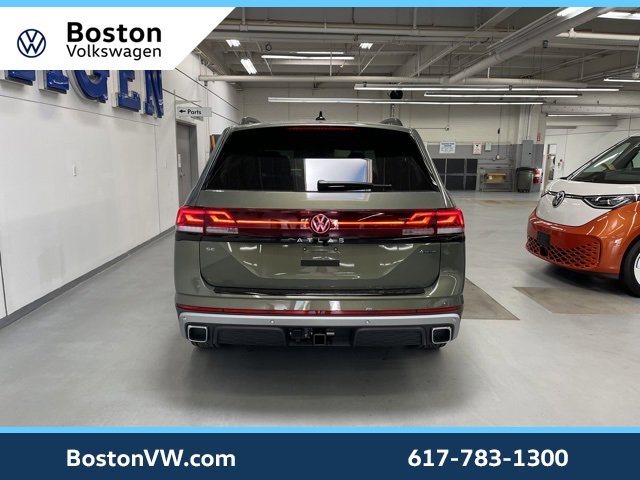 New 2026 Volkswagen Atlas Peak Edition image 3