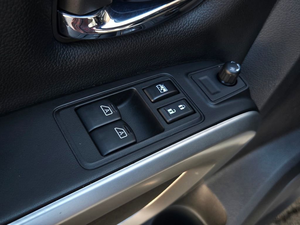 Used 2018 Nissan Titan SV image 14