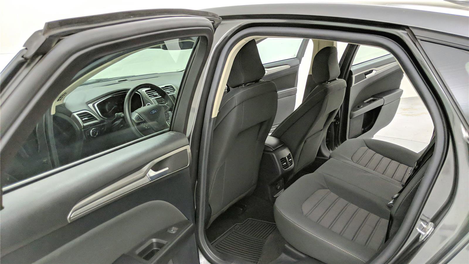 Used 2020 Ford Fusion SE image 17