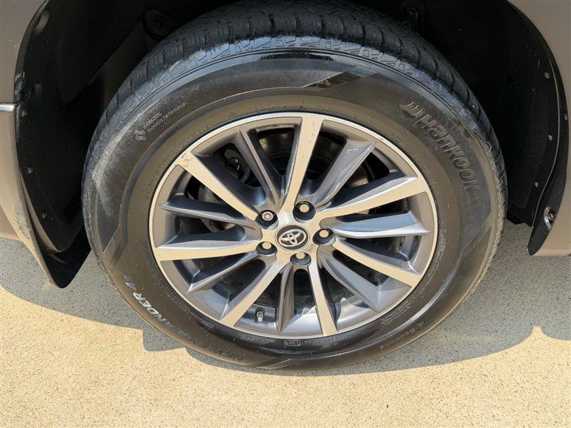Used 2019 Toyota Highlander XLE AWD/4WD image 25