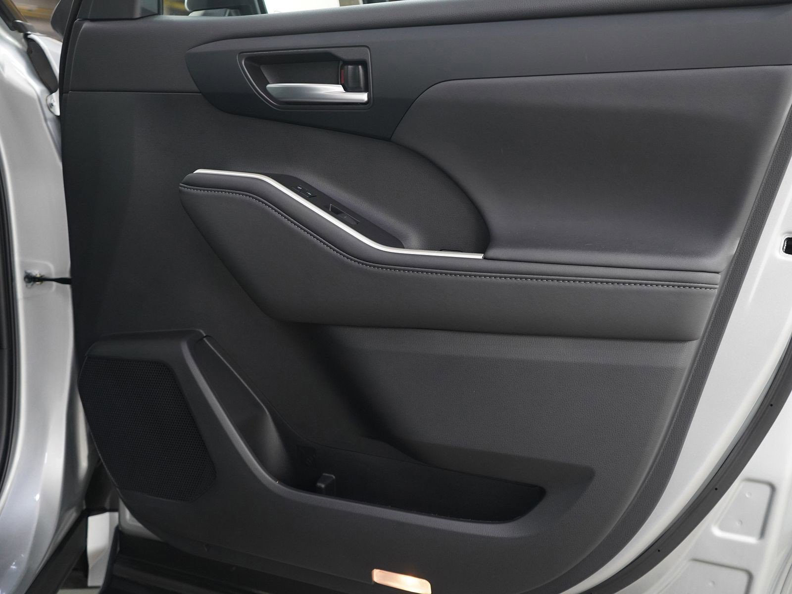 Used 2023 Toyota Highlander XLE image 9