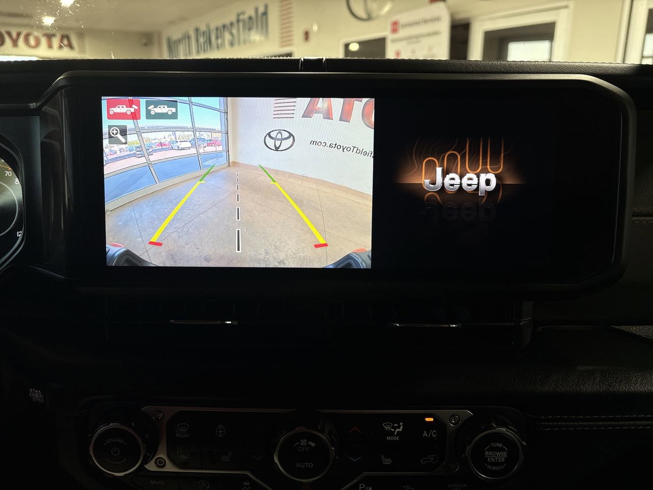 Used 2024 Jeep Gladiator Mojave AWD/4WD image 18