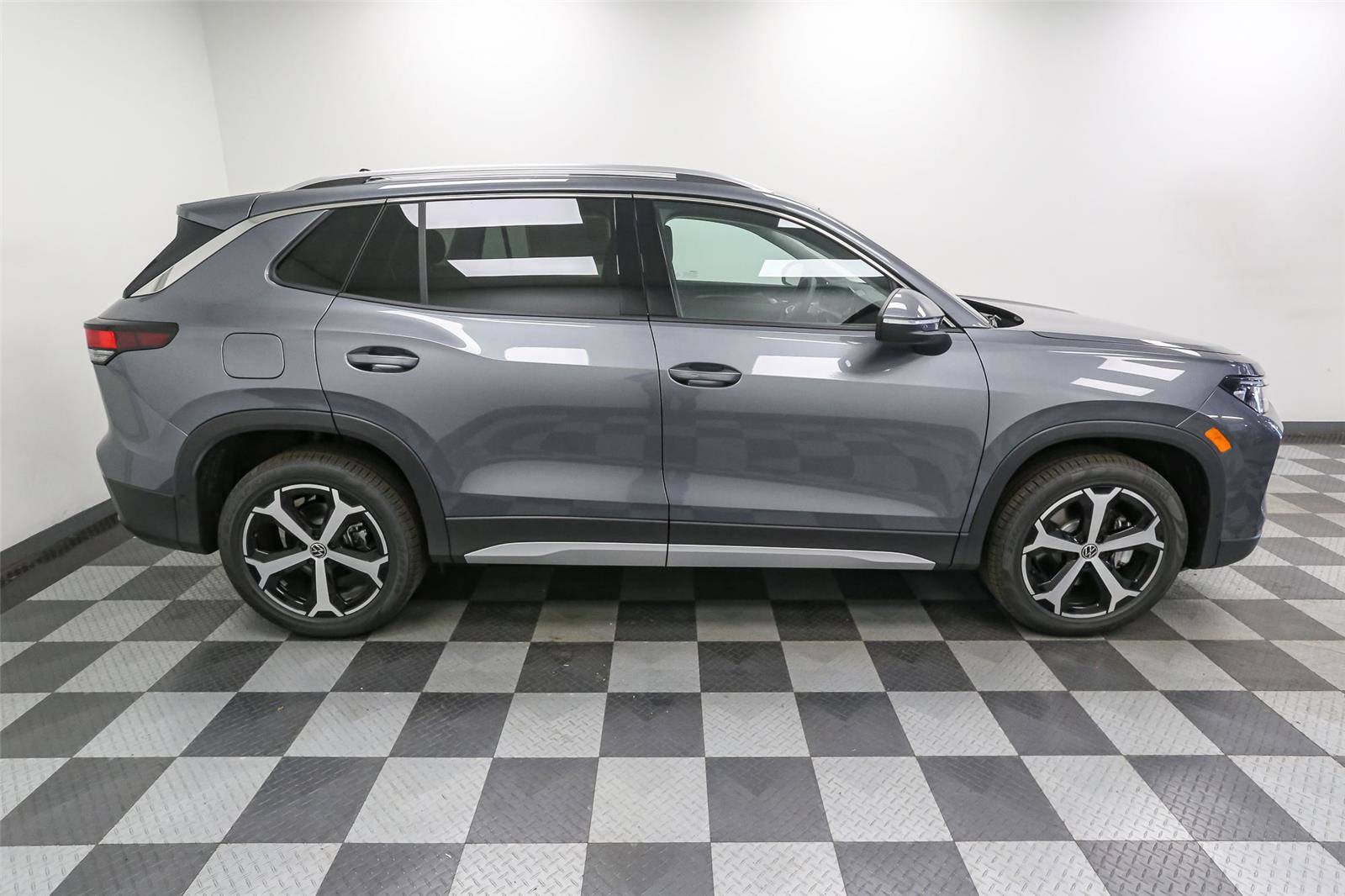 New 2025 Volkswagen Tiguan SE image 7