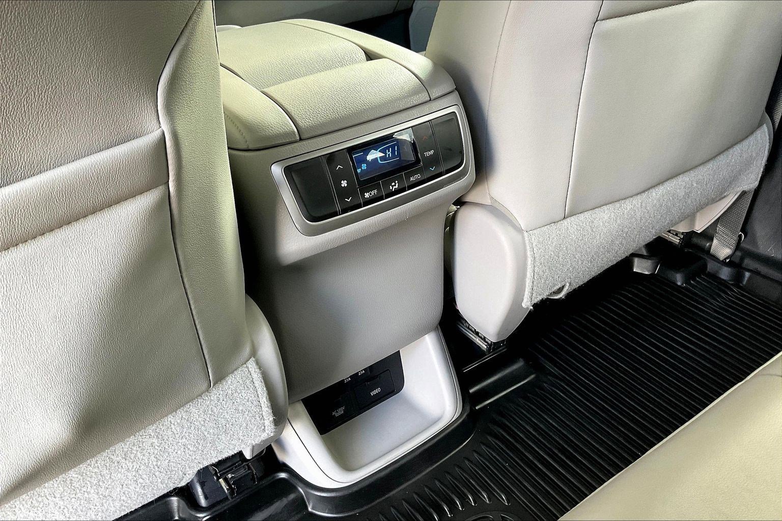 Used 2017 Toyota Highlander Limited image 11