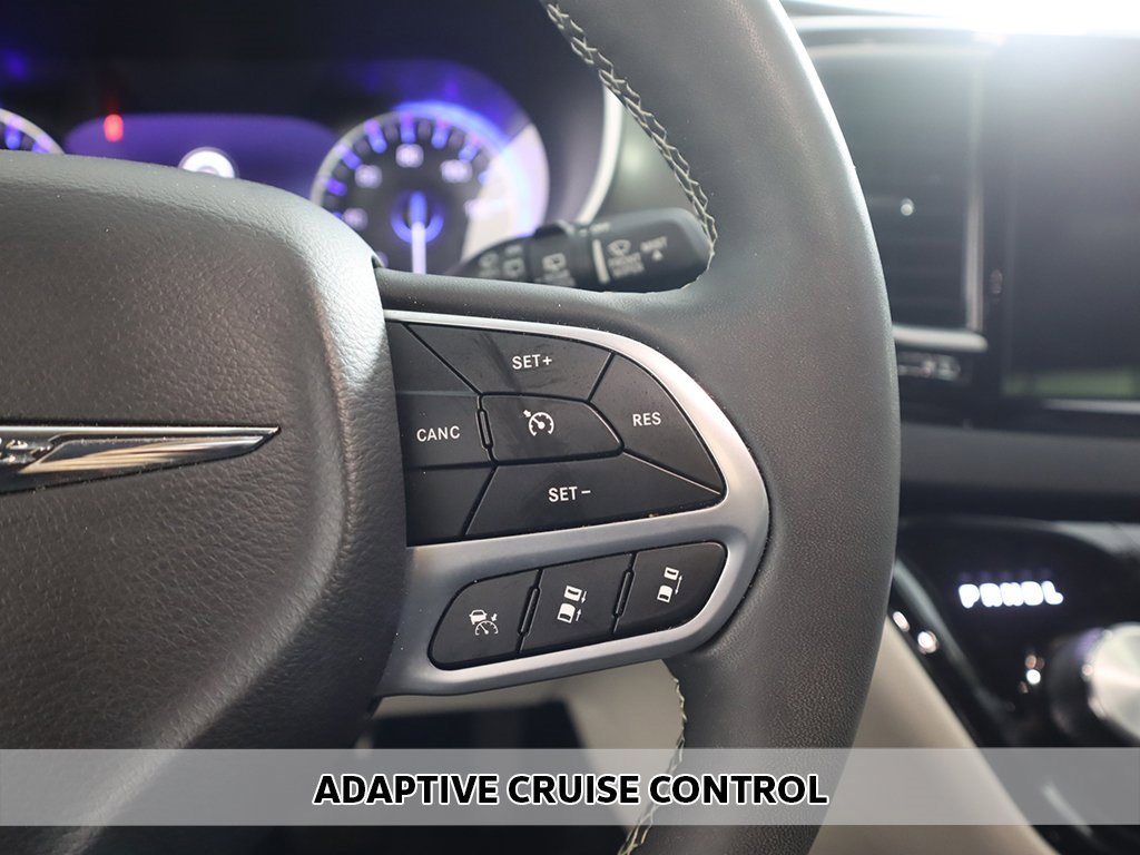 Used 2024 Chrysler Pacifica Touring-L image 3