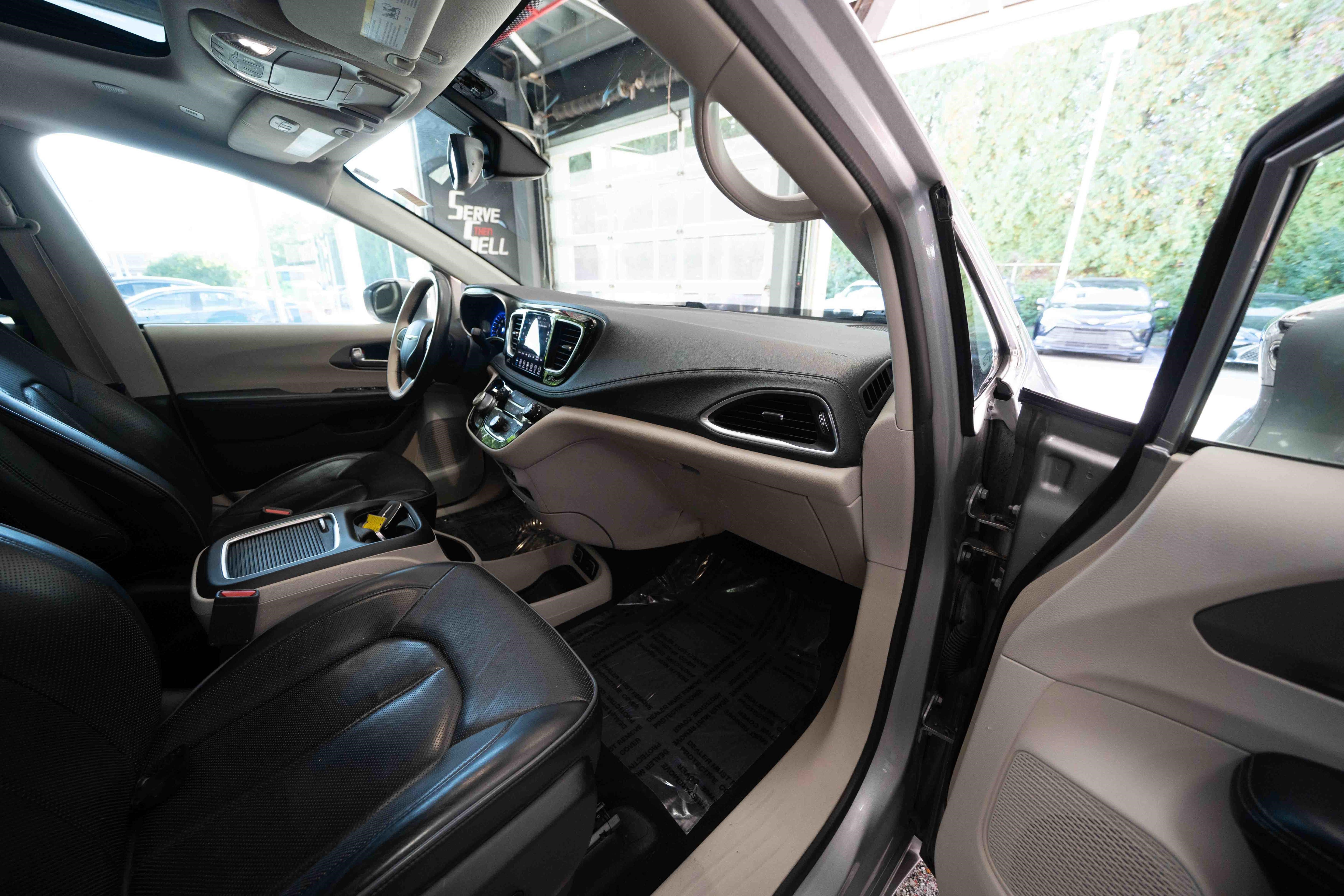 Used 2018 Chrysler Pacifica Limited FWD image 26
