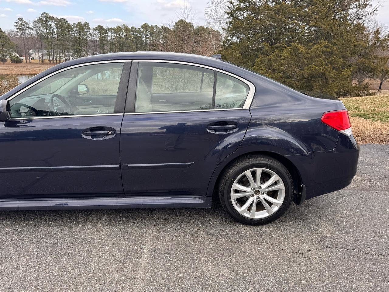 Used 2014 Subaru Legacy 2.5i Limited w/ Moonroof Package AWD/4WD image 10