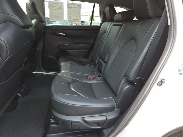 Used 2023 Toyota Highlander XLE AWD/4WD image 13