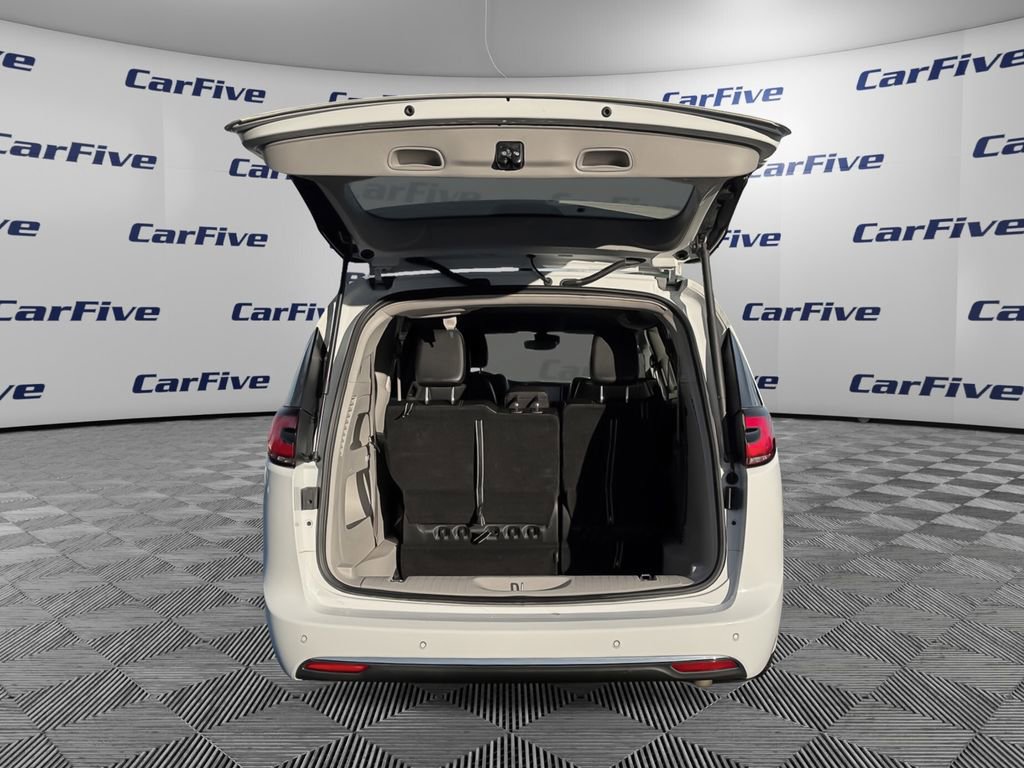 Used 2023 Chrysler Pacifica Touring-L image 11