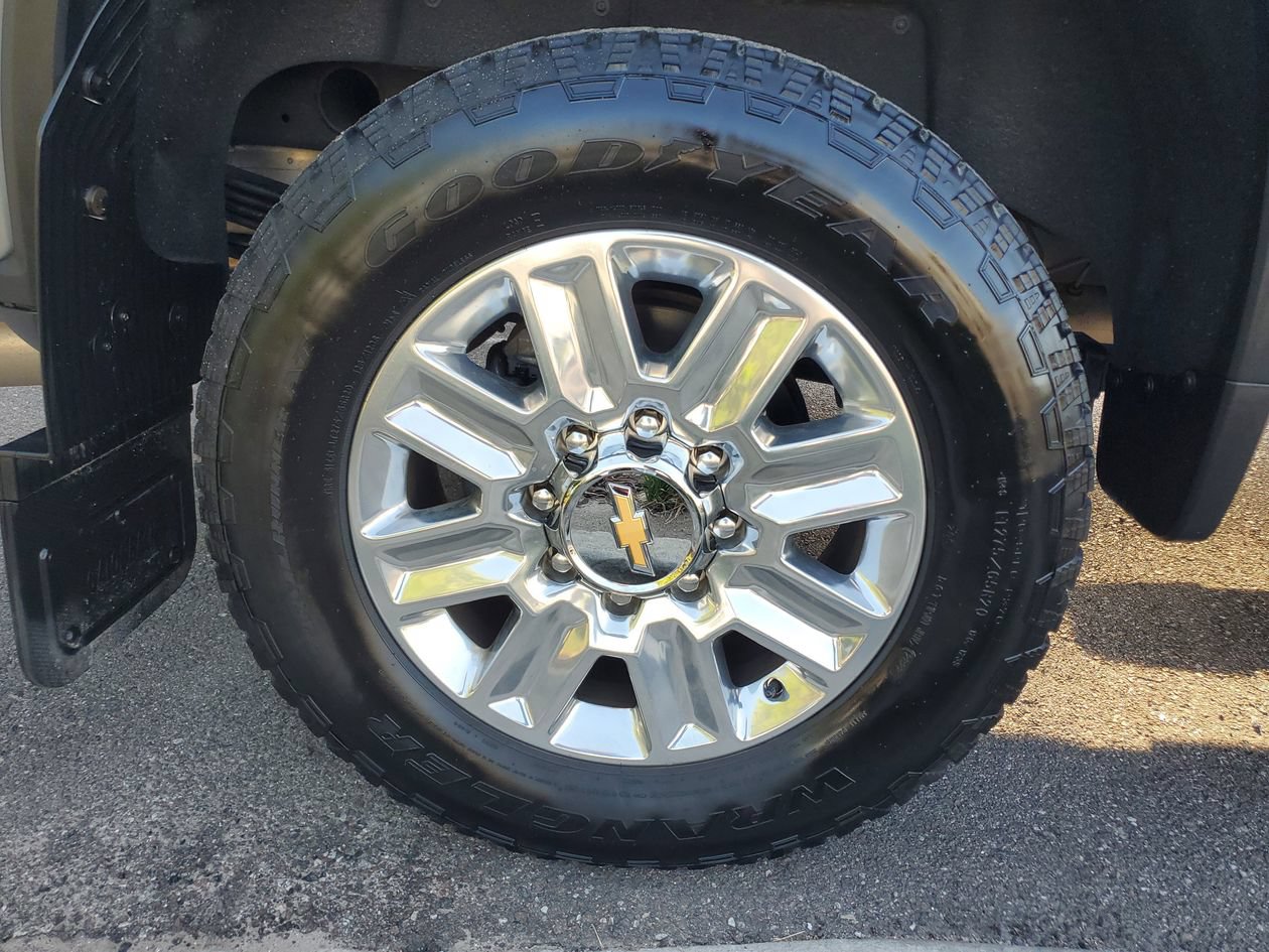 Used 2024 Chevrolet Silverado 2500 High Country w/ Technology Package AWD/4WD image 5
