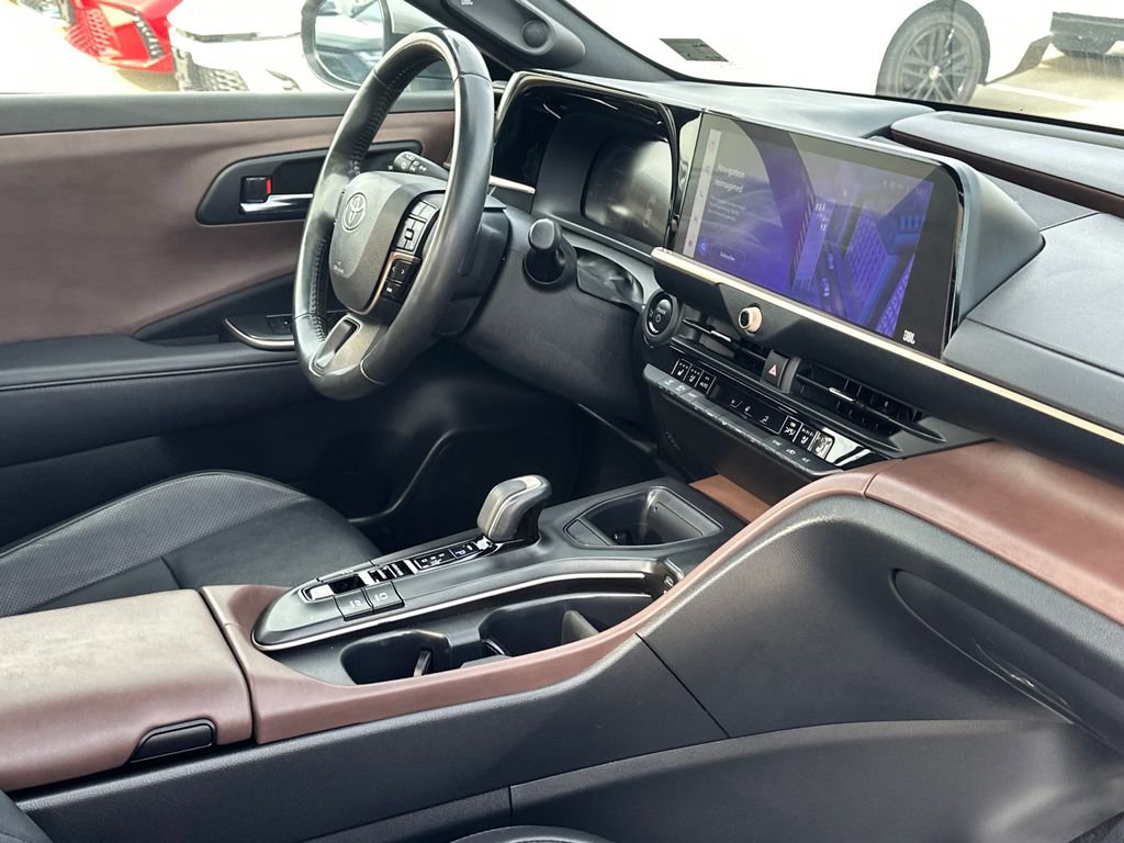 Used 2023 Toyota Crown Limited image 12