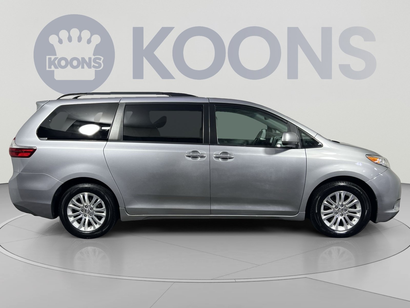 Used 2017 Toyota Sienna XLE w/ XLE Navigation Package FWD image 8