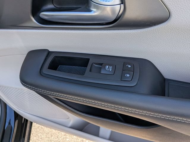 Used 2024 Chrysler Pacifica Touring-L FWD image 31