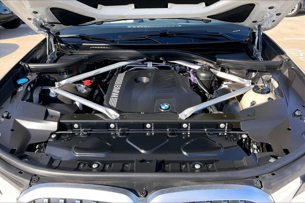 Used 2023 BMW X7 xDrive40i w/ Parking Assistance Package image 12