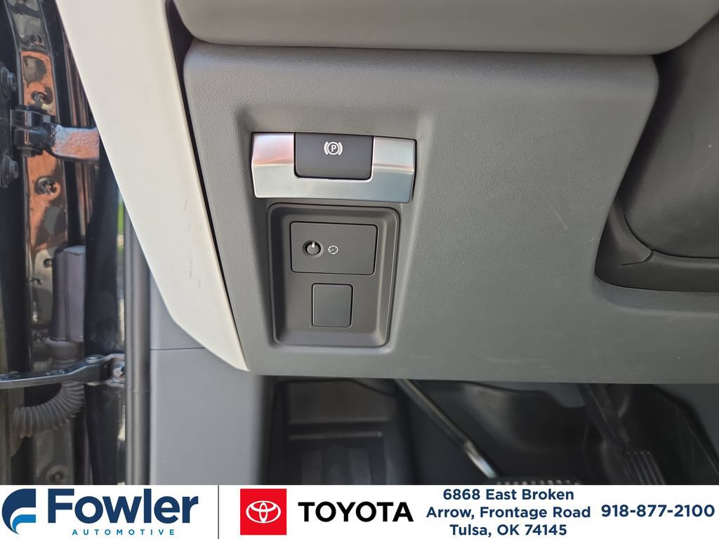 Used 2023 Land Rover Defender 130 SE AWD/4WD image 18