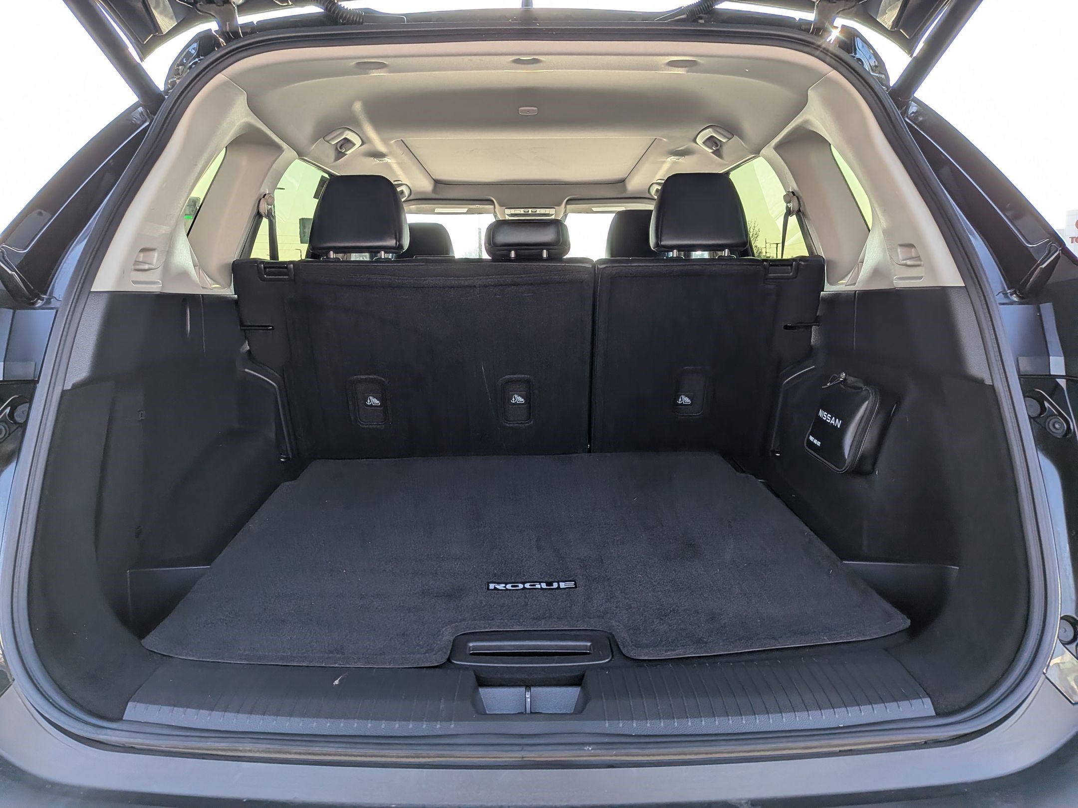 Used 2023 Nissan Rogue SV w/ SV Premium B Package image 32