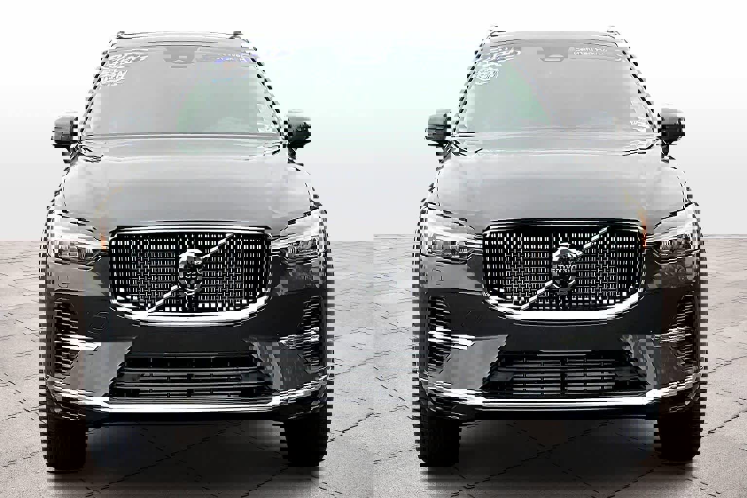 Used 2023 Volvo XC60 T8 Ultimate image 3