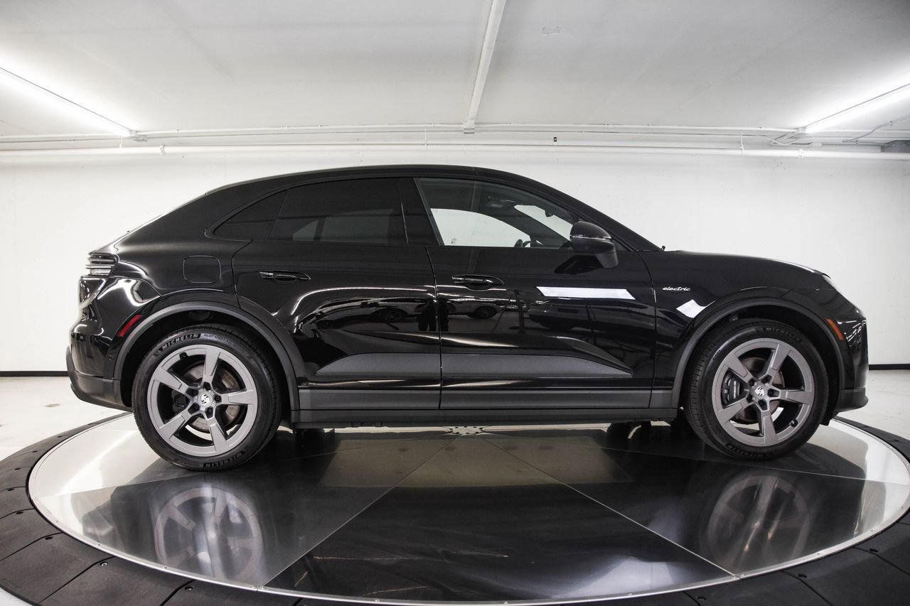 Certified 2025 Porsche Macan Electric image 8