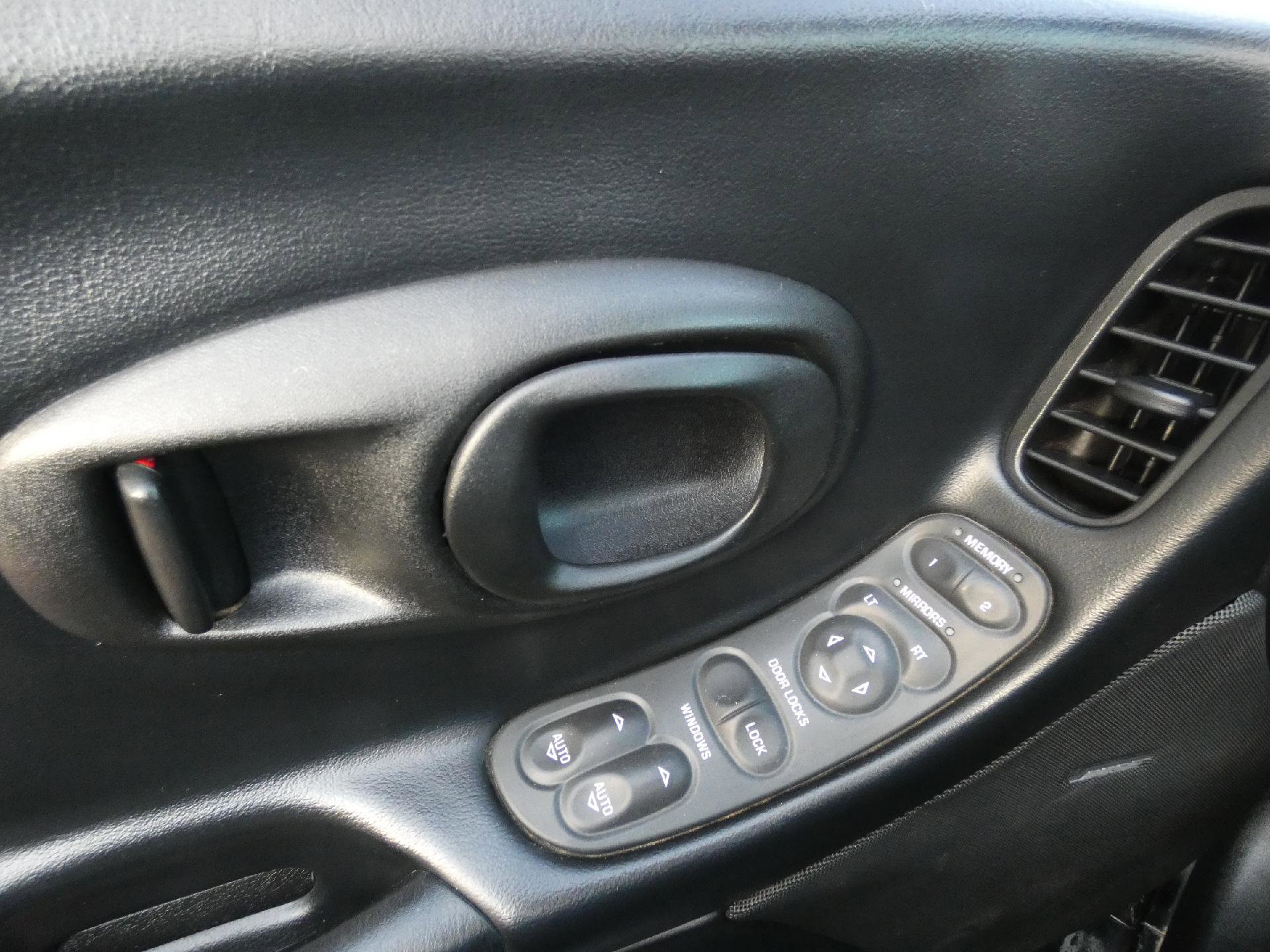 Used 2000 Chevrolet Corvette Convertible w/ Performance Handling Pkg image 16