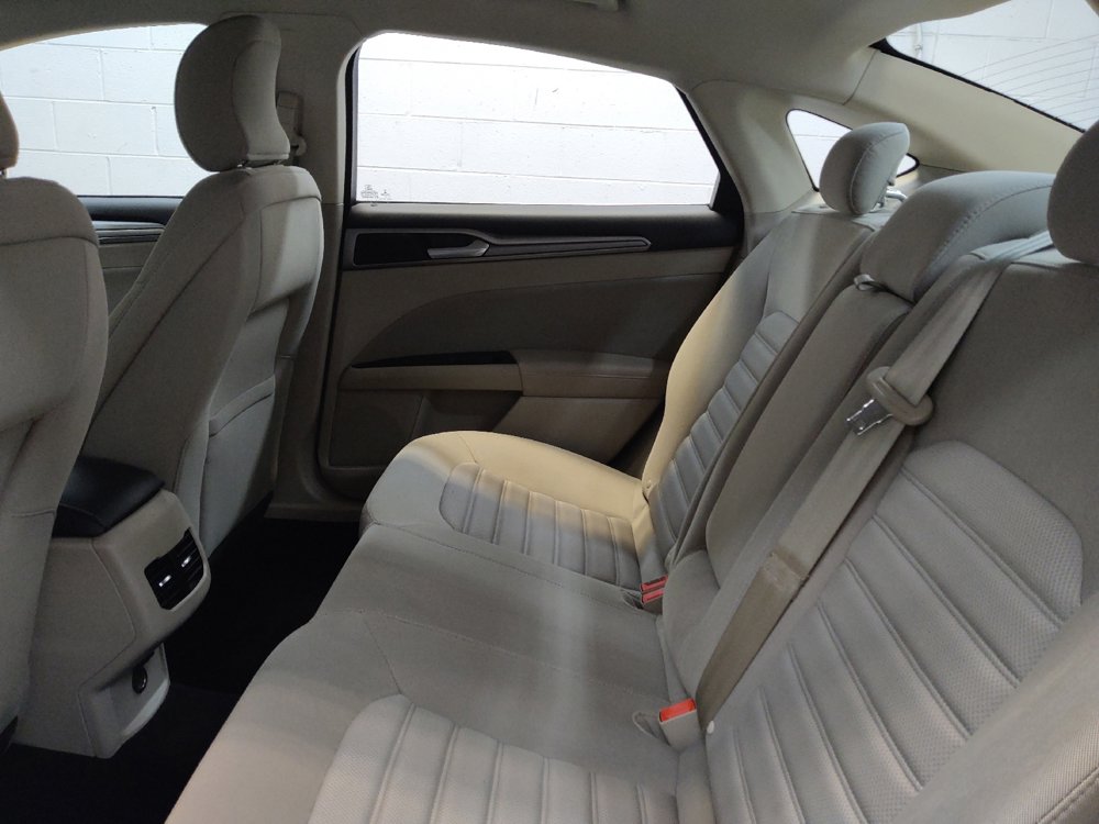 Used 2017 Ford Fusion SE w/ Fusion SE Technology Package FWD image 18