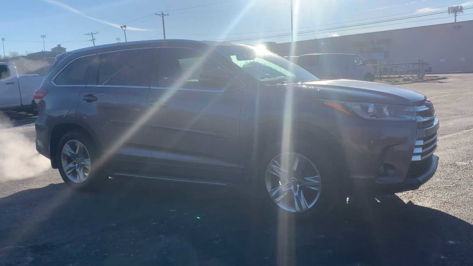 Used 2017 Toyota Highlander Limited image 2