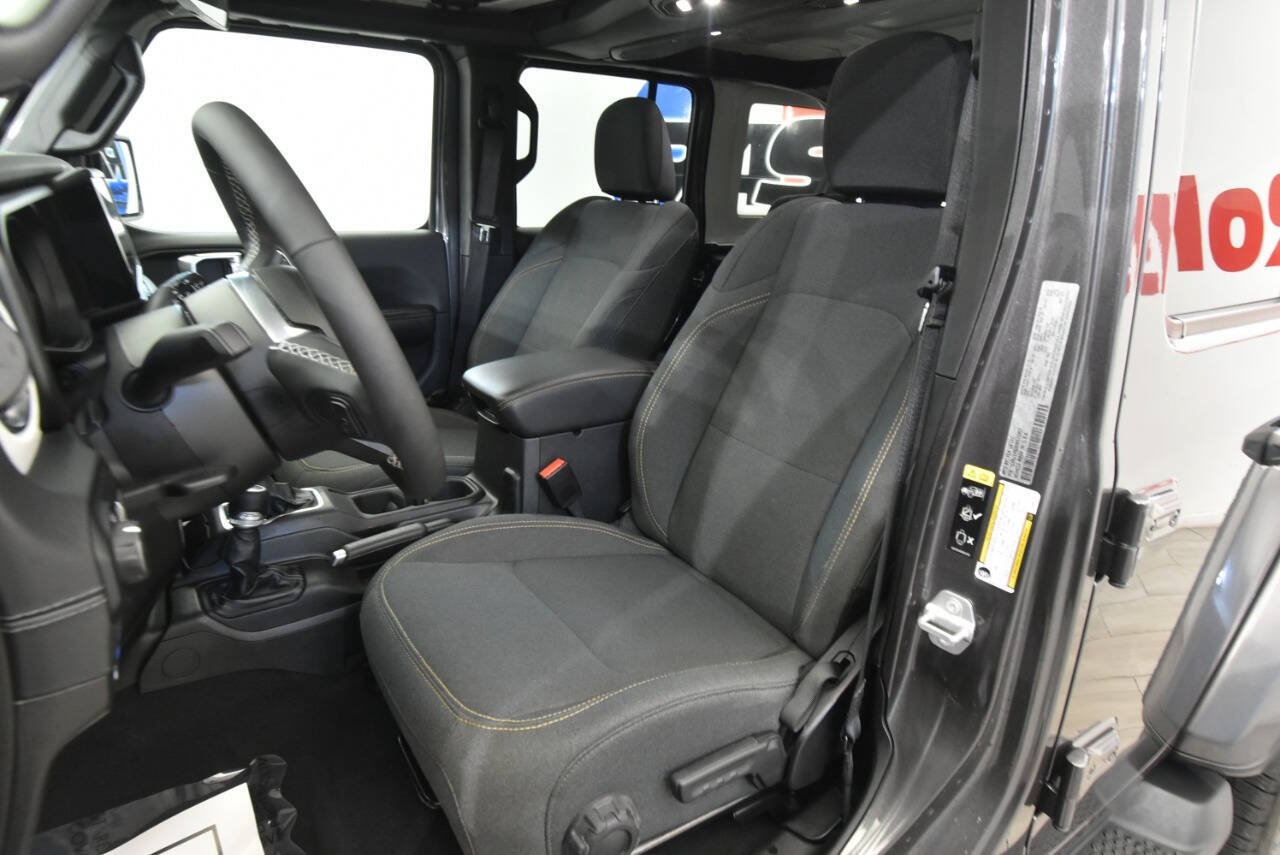 Used 2025 Jeep Wrangler Unlimited Sahara AWD/4WD image 11