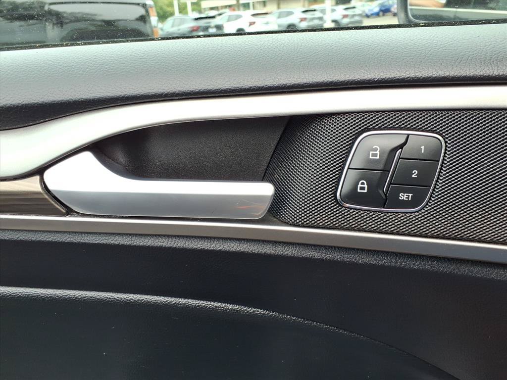 Used 2019 Ford Fusion SEL FWD image 15