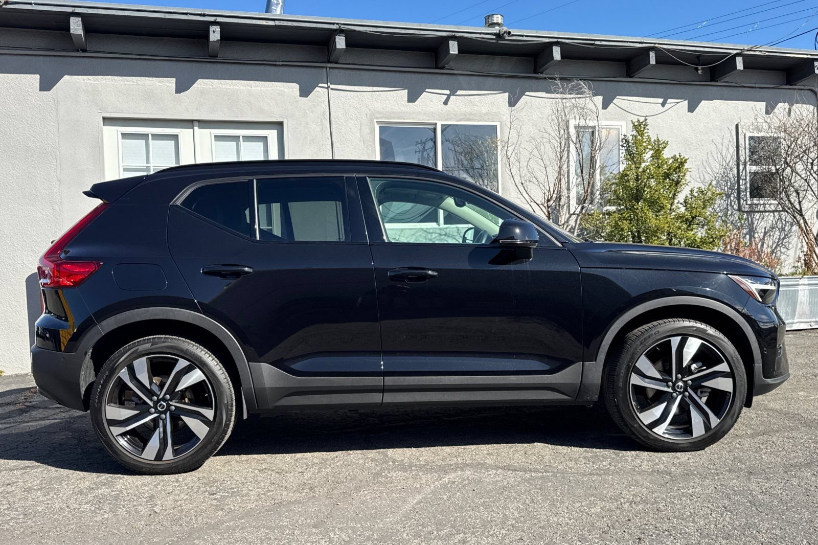 Used 2023 Volvo XC40 B5 Plus w/ Protection Package Premier AWD/4WD image 9