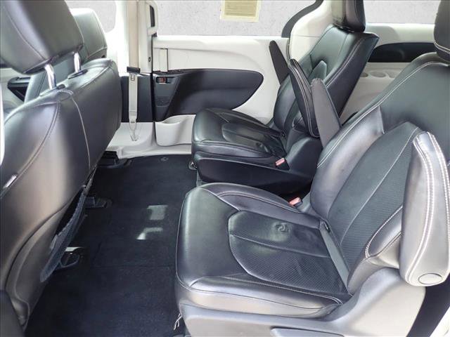 Used 2022 Chrysler Pacifica Touring-L image 10