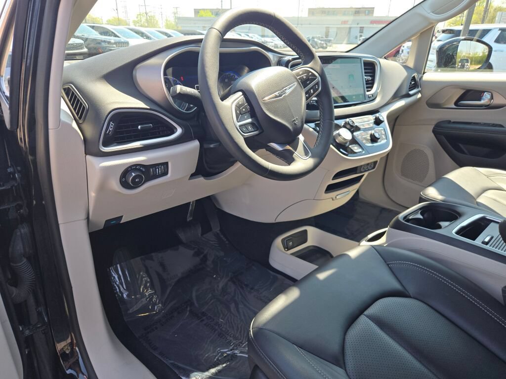 Certified 2024 Chrysler Pacifica Touring-L FWD image 26