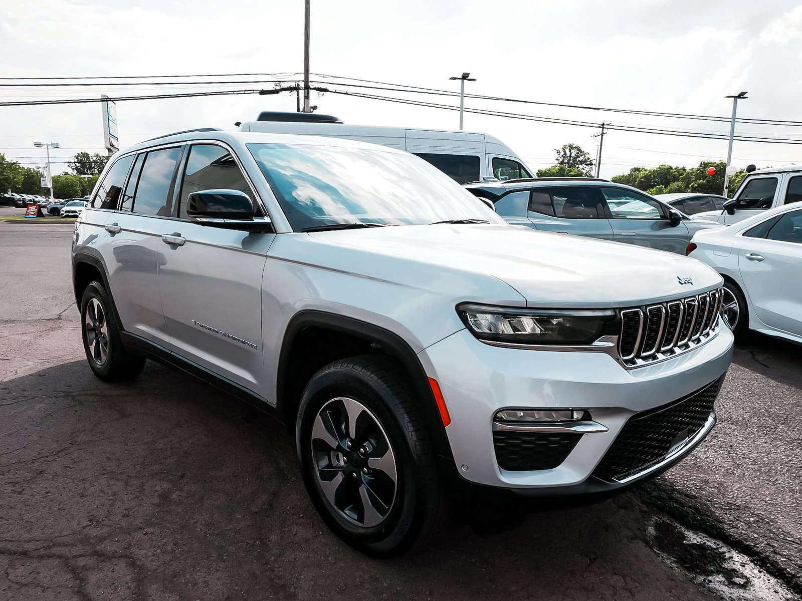 Used 2024 Jeep Grand Cherokee Limited 4xe w/ Luxury Tech Group II AWD/4WD image 3