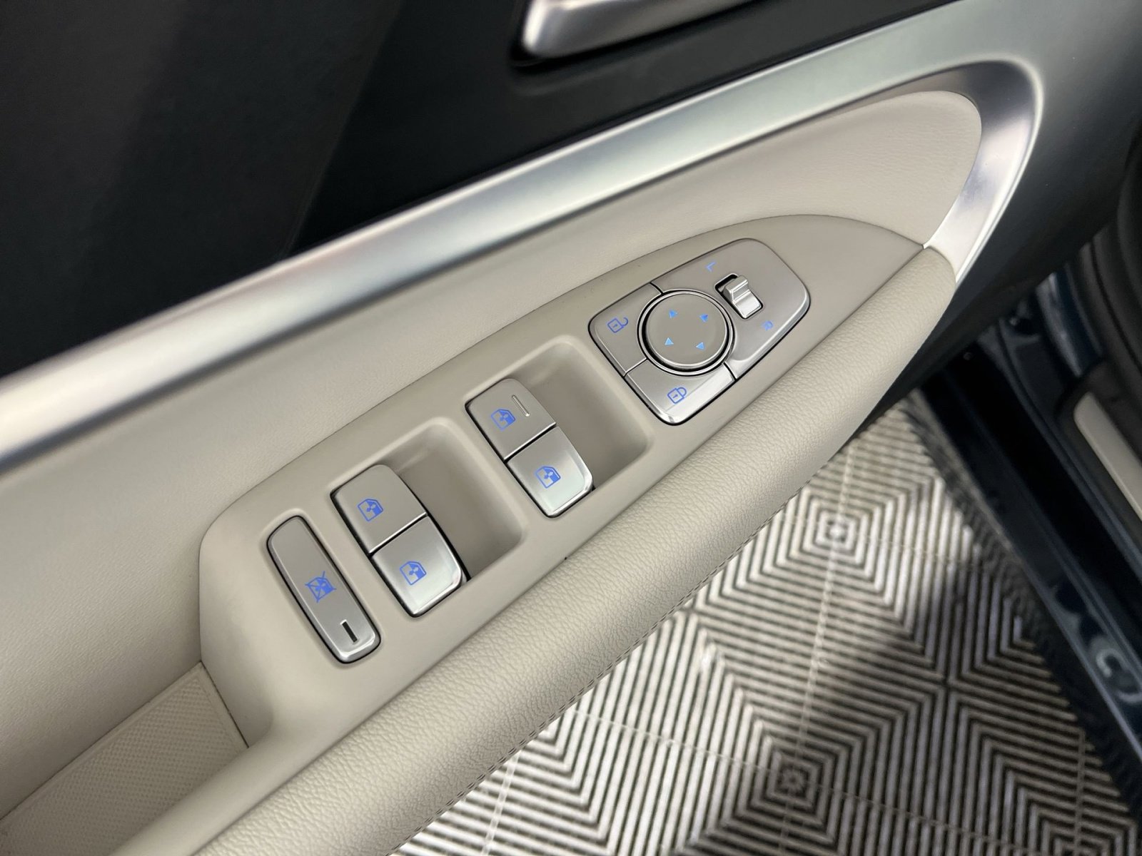 Used 2024 Genesis G70 2.5T image 15