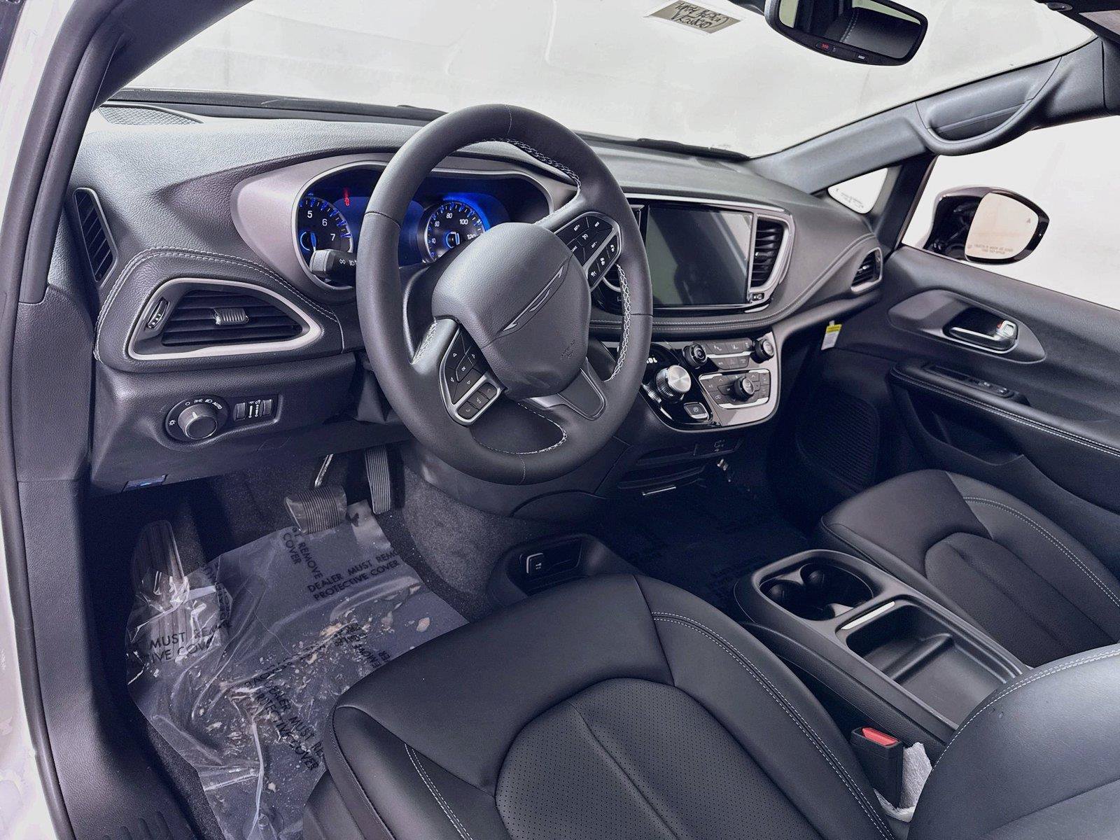 New 2027 Chrysler Pacifica Select AWD/4WD image 3