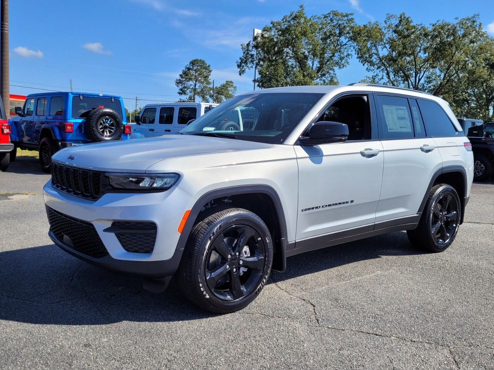 New 2025 Jeep Grand Cherokee Altitude image 1