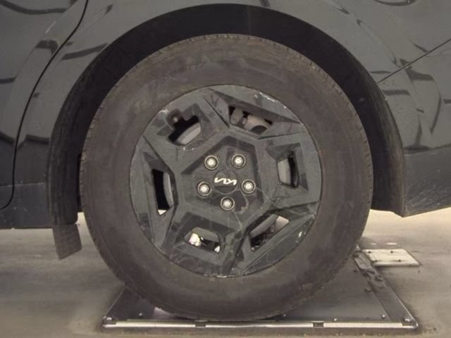 Used 2025 Kia Carnival FWD image 19