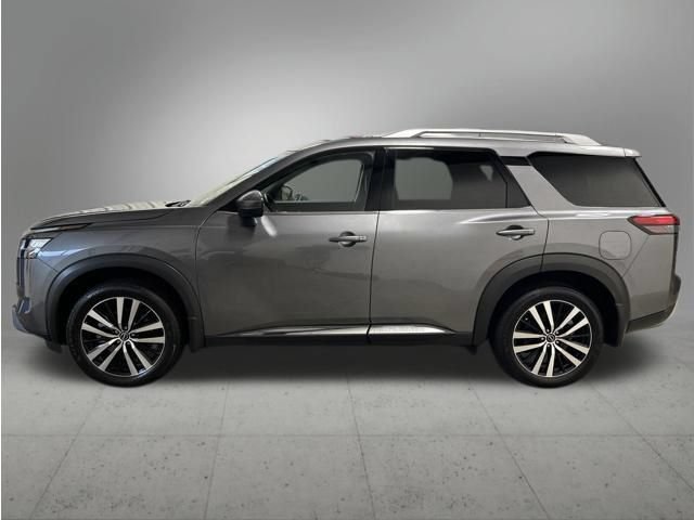 Used 2024 Nissan Pathfinder Platinum w/ Cargo Package AWD/4WD image 2