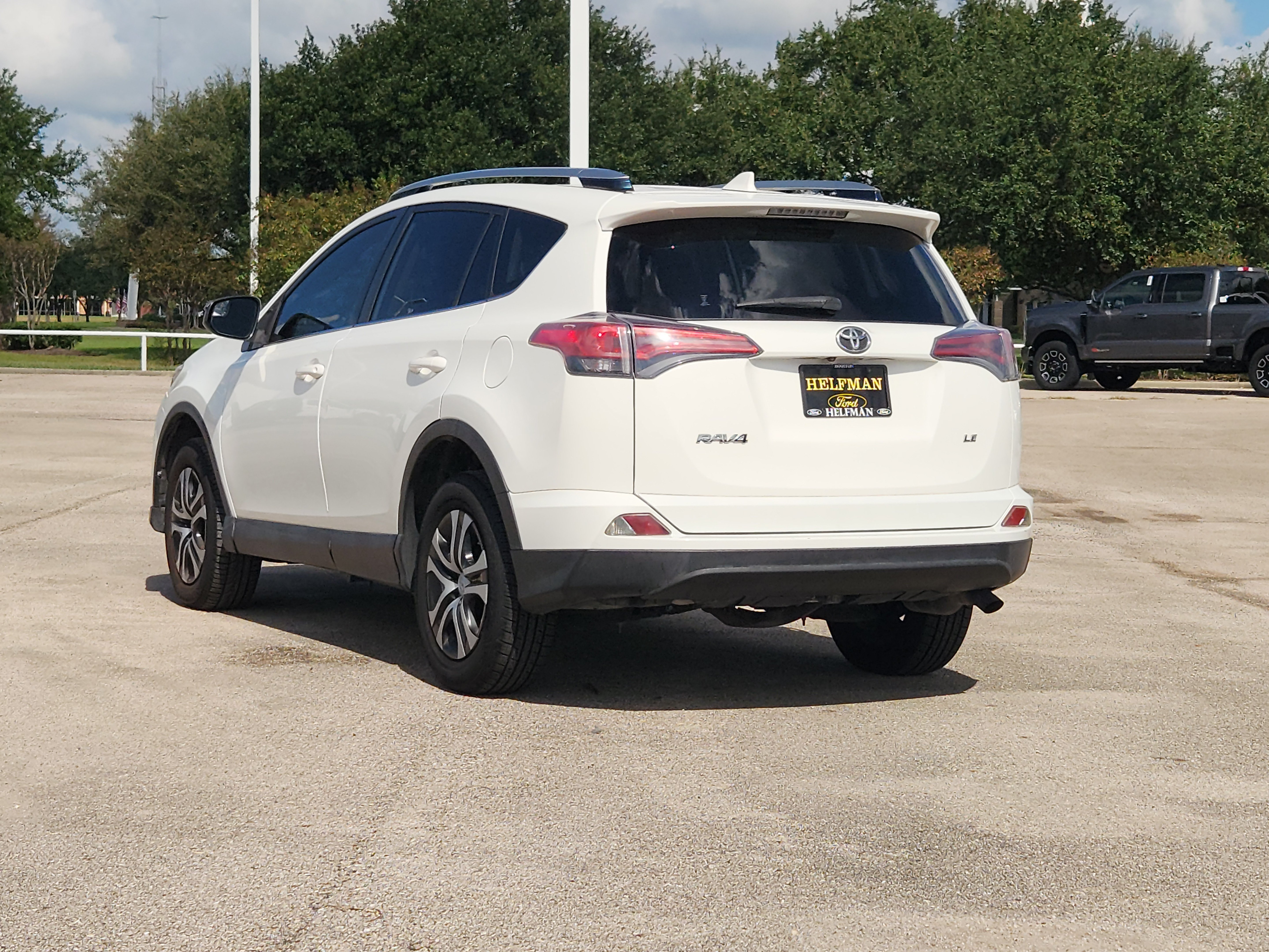 Used 2017 Toyota RAV4 LE FWD image 4