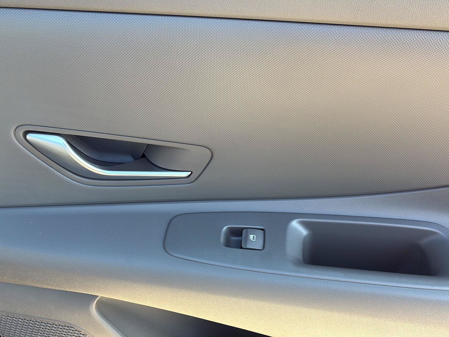 Used 2026 Hyundai Elantra SE FWD image 15
