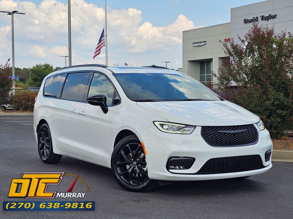 New 2026 Chrysler Pacifica Limited w/ Uconnect Theater Family Group image 1