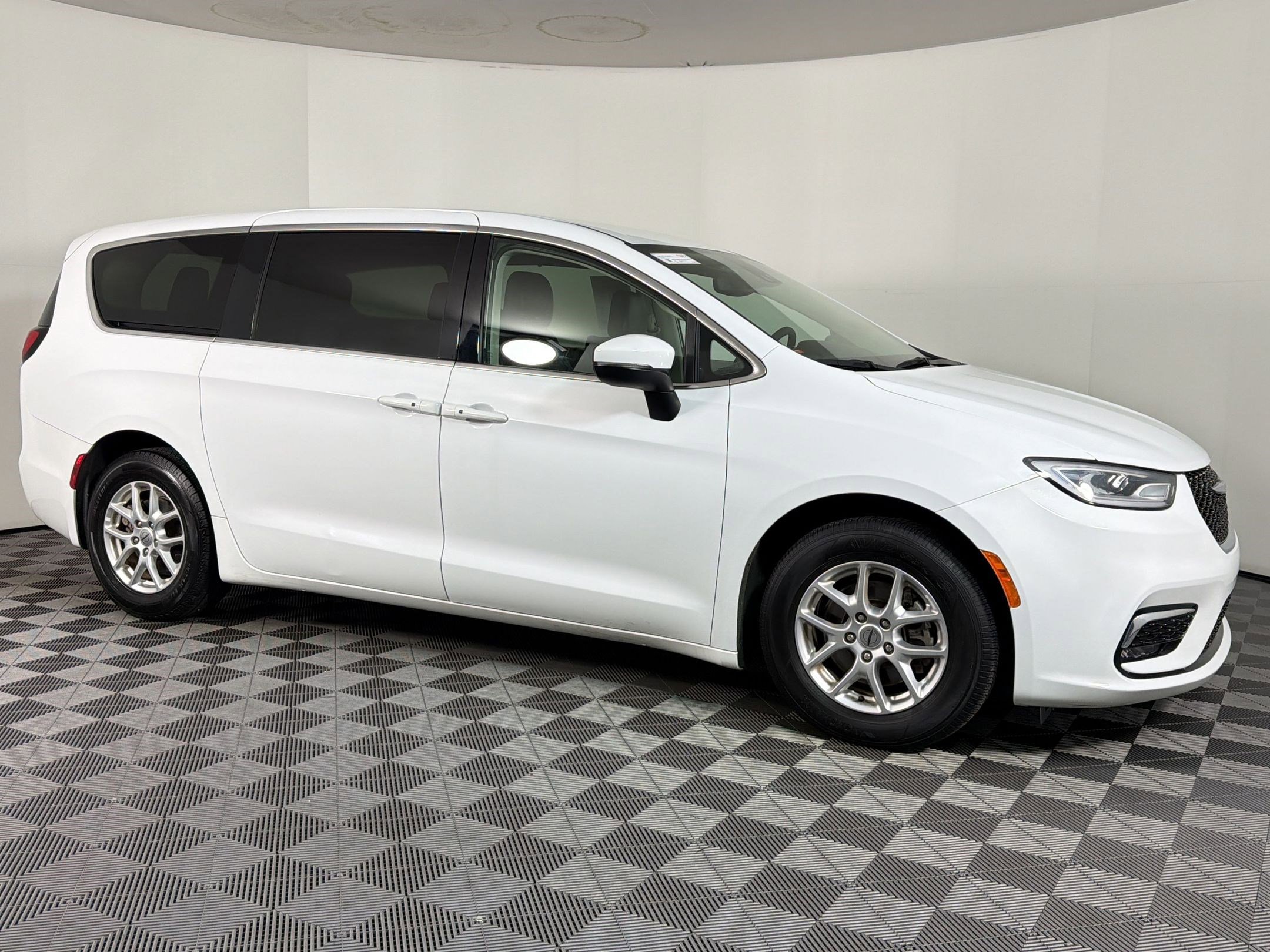 Used 2023 Chrysler Pacifica Touring-L FWD image 6