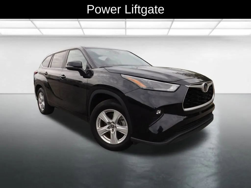 Used 2024 Toyota Highlander LE image 1